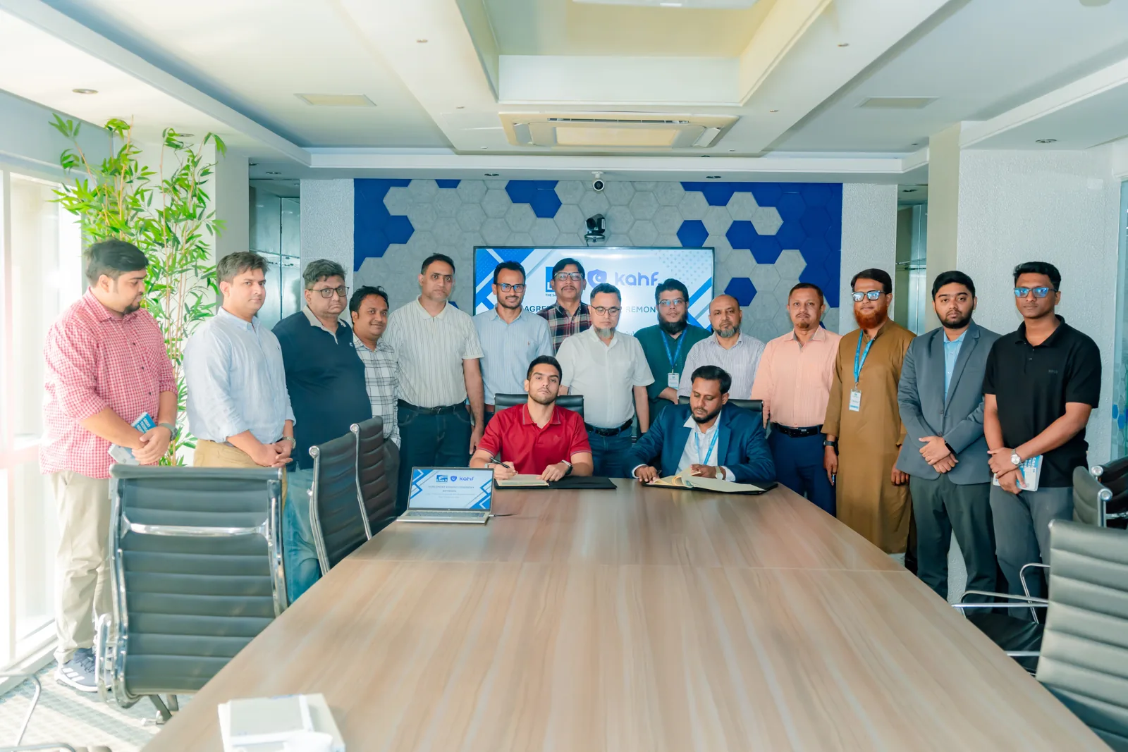 চুক্তি সই অনুষ্ঠানে Link3 ও কাহফ ইন্টারনেটের প্রতিনিধিরা