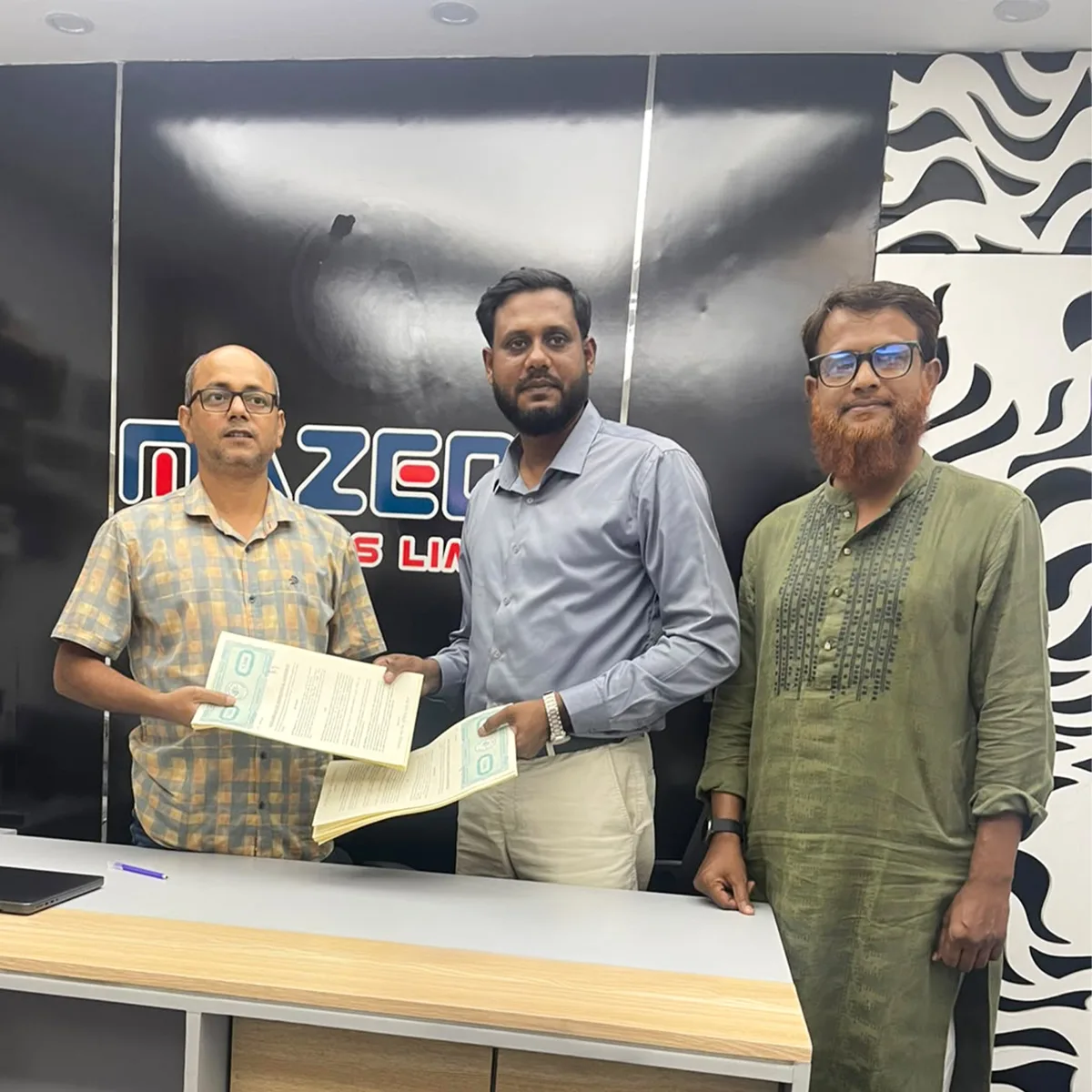 Mazeda Networks ও কাহফ ইন্টারনেটের পার্টনারশিপ চুক্তির কাগজপত্র হস্তান্তর