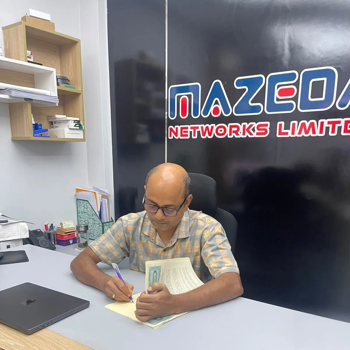 Mazeda Networks অফিসে চুক্তির কাগজপত্র স্বাক্ষর